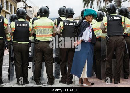 Ecuador, Imbabura, Cotacaxi, Intyrami giorno, vecchia donna guardando i festeggiamenti dietro il cordone di polizia Foto Stock