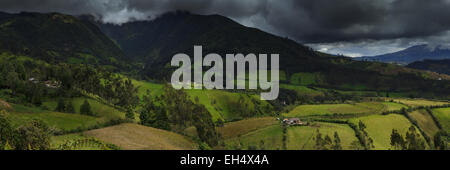 Ecuador, Imbabura, laguna Mojanda, panoramico paesaggio di montagna della vegetazione equatoriale sotto un cielo tempestoso Foto Stock