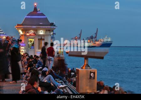 Turchia, Istanbul, Uskudar distretto, le persone che si godono la domenica sera sulle rive del Bosforo Foto Stock