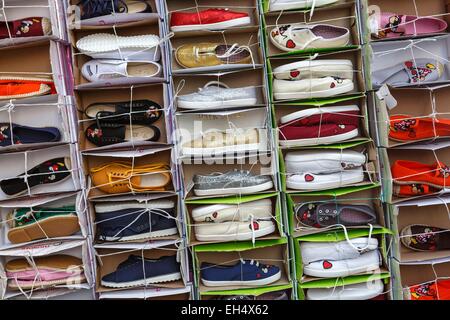 Turchia, Istanbul, Mercan, le scatole di scarpe in un negozio Foto Stock