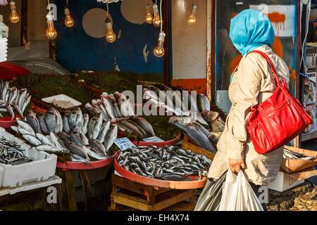 Turchia, Istanbul, Karakoy distretto, client prima di un negozio di pesce Foto Stock