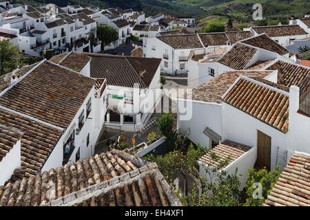 Spagna, Andalusia, Cadix, Zahara de la Sierra, schiacciante viste sui tetti del borgo e la campagna circostante Foto Stock