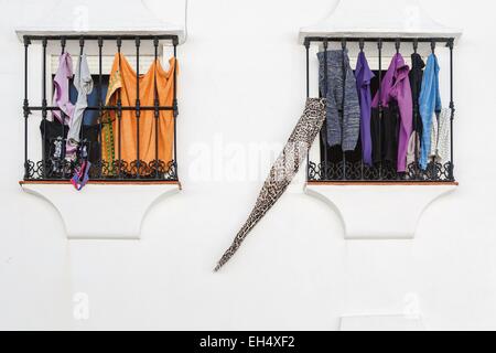 Spagna, Andalusia, Cadix, Zahara de la Sierra, essiccazione asciugamani su windows Foto Stock
