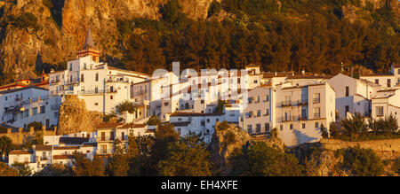 Spagna, Andalusia, Cadix, Zahara de la Sierra, villaggio bianco su di un promontorio roccioso sulla Scogliera al tramonto Foto Stock