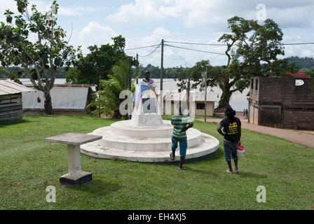 Francia, Guiana francese, Parc Amazonien de Guyane (Guiana Parco amazzonico), Apatou, statua del capitano Apatou Foto Stock