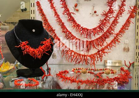 Francia, Corse du Sud, Bonifacio, coral shop, Rosso corallo gioielli Foto Stock