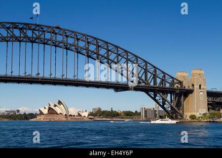 Australia, Nuovo Galles del Sud, Sydney Harbour Bridge e la Opera House di Sydney dall'architetto Jørn Utzon elencati come patrimonio mondiale dall' UNESCO Foto Stock