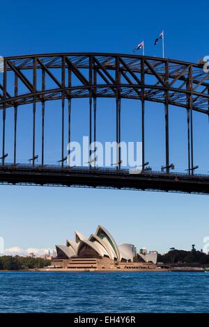 Australia, Nuovo Galles del Sud, Sydney Harbour Bridge e la Opera House di Sydney dall'architetto Jørn Utzon elencati dall'UNESCO Patrimonio dell'umanità Foto Stock