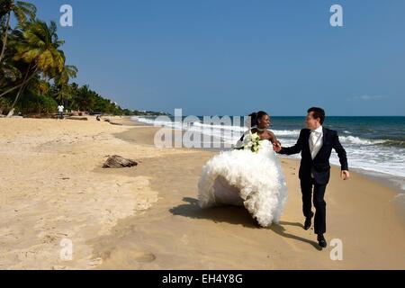Il Gabon, Libreville, aeroporto spiaggia confinante con il Gabon estuario Foto Stock
