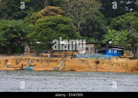 Il Gabon, Moyen-Ogooue provincia, regione Lambarene, case di pescatori lungo il fiume Ogooue Foto Stock