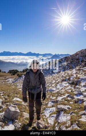 Francia, Isere, Parc Naturel Regional du Vercors (parco naturale regionale del Vercors), Trieves, riserva naturale di altopiani del Vercors, giovane escursionista nella valle Combau, sullo sfondo del massiccio del Dévoluy Foto Stock