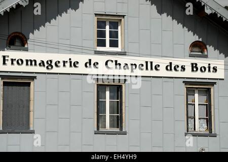 Francia, Doubs, Chapelle des Bois, fabbrica di formaggio, coperto gable fogli, pannello Foto Stock