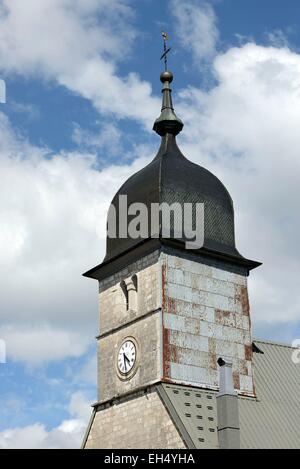 Francia, Doubs, Chapelle des Bois, Saint Jean Baptiste chiesa datata XVIII secolo, torre imperiale Foto Stock
