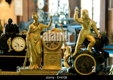 Francia, Doubs, Morteau, castello Pertusier datata XVI secolo, museo di orologi, orologi mantel Foto Stock