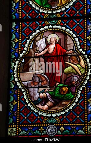 Francia, Giura, Gigny, Abbazia fondata nel 891, chiesa abbaziale, coro, rosario, vetro macchiato Foto Stock
