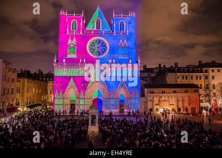 Francia, Rhone, Lione, distretto di Vieux-Lyon, storico sito elencato come patrimonio mondiale dall'UNESCO, la Cattedrale di Lione (Cathedrale Saint-Jean-Baptiste de Lyon) durante la Fete des Lumieres (Light Festival), mostrano il colore o non di Yves Moreaux Foto Stock