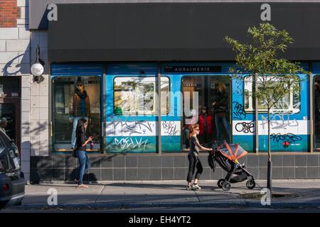 Canada Quebec, Montreal, il Plateau-Mont-Royal, Mont-Royal Avenue,negozio di abbigliamento, vetrina decorata in stile metropolitana Foto Stock