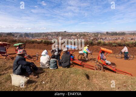 Madagascar, regione di Vakinankaratra, Antsirabe, rickshaws nella parte anteriore del mercato zebu Foto Stock