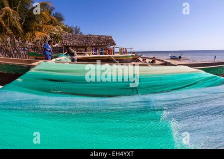 Madagascar, Atsimo Andrefana regione, Ifaty, villaggio di pescatori Vezo gruppo etnico, rete da pesca sulla spiaggia di Mangily Foto Stock