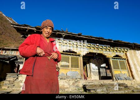 Il Nepal, Gandaki zona, Tsum valley trek, Mu Gompa monastero (alt.3580m) Foto Stock