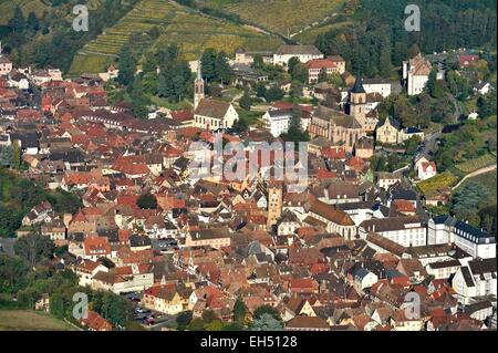 Francia, Haut Rhin, in Alsazia strada del vino, Ribeauville (vista aerea) Foto Stock