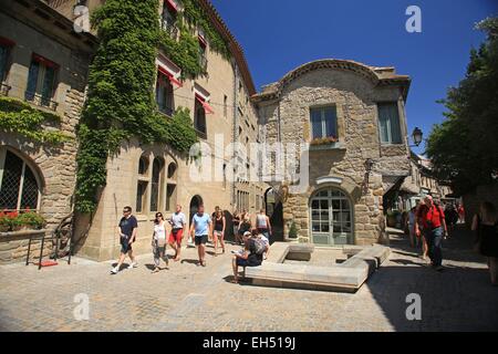 Francia, Aude, Carcassonne, turisti in visita in vicoli (quattro di St Nazaire street) della città di Carcassonne elencati come patrimonio mondiale dall' UNESCO Foto Stock