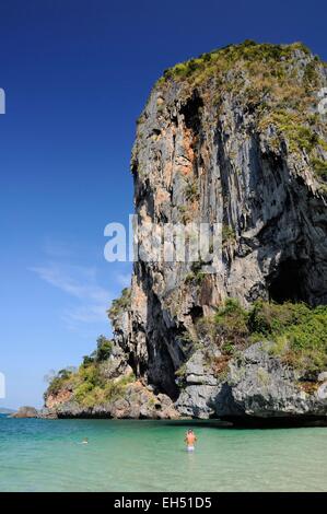 Thailandia, Krabi, Railay, Hat Phra Nang, la bella Phra Nang Beach a Railay con scogliere calcaree e acqua cristallina Foto Stock