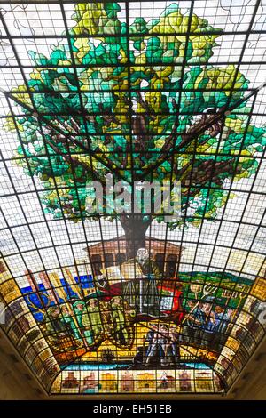 Spagna, provincia di Biscaglia, Paesi Baschi, Guernica, Gernika-Lumo, colorate glassin la Casa de Juntas Foto Stock