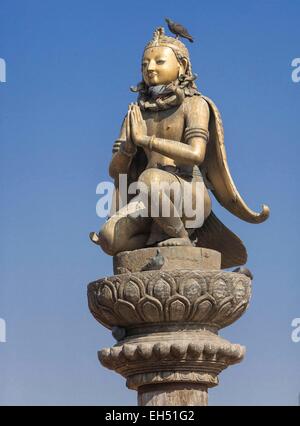 Il Nepal, valle di Kathmandu, Patan Durbar Square, classificato come patrimonio mondiale dall' UNESCO, colonna di supporto del birdman Garuda Foto Stock