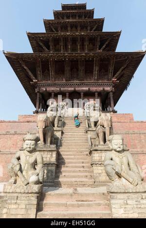 Il Nepal, valle di Kathmandu sono classificati come patrimonio mondiale dall' UNESCO, zona di Bagmati, Bhaktapur, Taumadhi Tole Square, Tempio Nyatapola con 5 piani Foto Stock