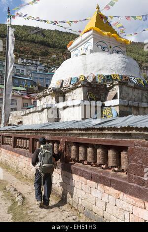 Il Nepal, il Parco Nazionale di Sagarmatha, classificato come patrimonio mondiale dall UNESCO, Solu Khumbu District, Everest regione, stupa e ruote della preghiera a Namche Bazar Foto Stock