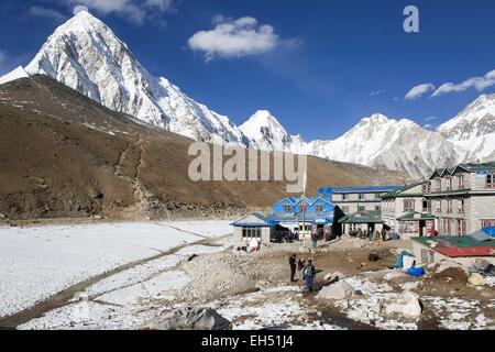 Il Nepal, il Parco Nazionale di Sagarmatha, classificato come patrimonio mondiale dall UNESCO, Solu Khumbu distretto, Gorak Shep e Pumori peak Foto Stock