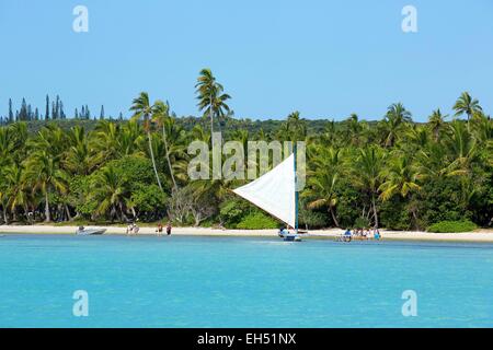 Francia, Nuova Caledonia, Isola dei Pini, outrigger barca nella baia di Saint Joseph, Laguna elencati come patrimonio mondiale dall' UNESCO Foto Stock