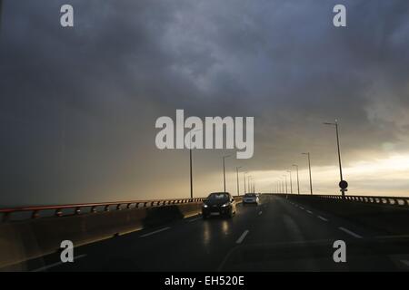 Francia, Charente Maritime, Re isola (Ile de Re), il ponte (pedaggio) collegando l'isola al continente al crepuscolo Foto Stock