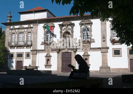 Il Portogallo, Regione Nord, Guimaraes, città elencati come patrimonio mondiale dall' UNESCO, Capitale Europea della Cultura 2012, ex convento di Santa Clara e attuale municipio Foto Stock