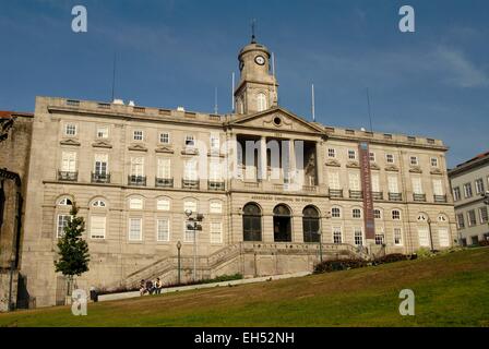 Il Portogallo, Regione Nord, Porto, centro storico sono classificati come patrimonio mondiale dall'UNESCO, il palazzo della borsa Foto Stock