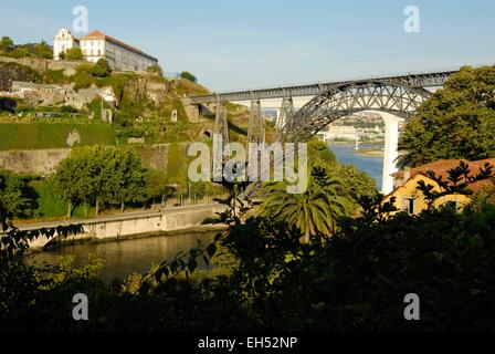 Il Portogallo, Regione Nord, Porto, centro storico sono classificati come patrimonio mondiale dall'UNESCO, l'Eiffel ponte sopra il fiume Douro Foto Stock