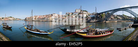 Il Portogallo, Regione Nord, Porto, Centro Storico elencati come patrimonio mondiale dall' UNESCO, Cais de Ribeira Historic District, Barco Rabelo barche precedentemente utilizzata per il trasporto del porto sul fiume Douro e stile Eiffel Dom Luis i bridge Foto Stock