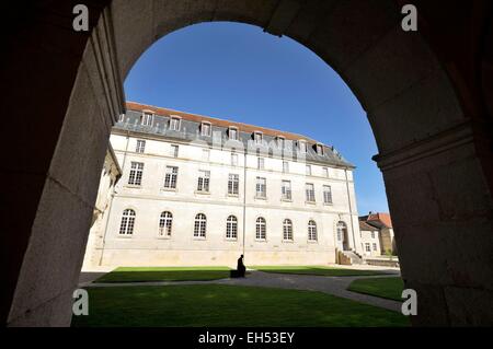 Francia, Haute Marne, Auberive Auberive, Abbazia fondata nel 1135, il cortile del chiostro con la sua statua di Marc Petit dal 1989 intitolato La Meditazione Foto Stock