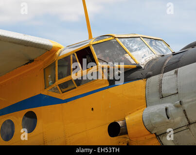 Il Cockpit vecchio aereo giallo vicino. Grande frammento. Foto Stock