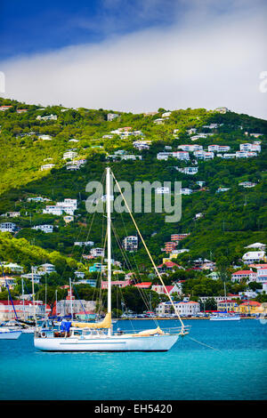 Barche a vela ancorate in San Tommaso Harbour Foto Stock