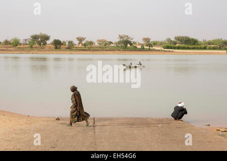 Vicino a Niamey, NIGER, 15 Maggio 2012: traghetto sul Fiume punto. Foto Stock
