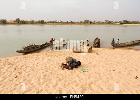Vicino a Niamey, NIGER, 15 Maggio 2012: Ferrymen con le loro barche in corrispondenza di un punto del traghetto. Foto Stock