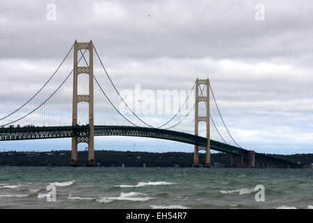 Ponte Mackinac, come si vede dal Michigan litorale dove il Lago Huron e il Lago Michigan si incontrano in corrispondenza dello stretto di Mackinac. Foto Stock