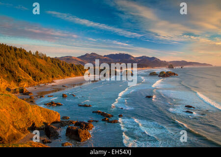 Tramonto sulla costa vicino a Cannon Beach, Oregon, Stati Uniti d'America Foto Stock