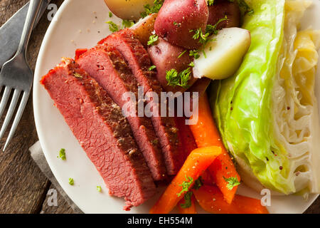 In Casa " Corned beef " e il cavolo con carote e patate Foto Stock