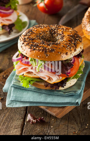 Una sana Sandwich di tacchino su un bagel con lattuga e pomodoro Foto Stock