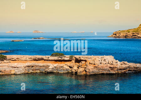 Isola Bella e le acque turchesi di Cala Conta Ibiza spagna Foto Stock