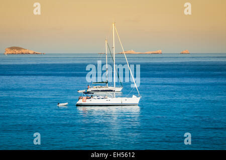 Yacht di lusso in turchese Illetes Formentera Mar mediterraneo Isole Baleari Foto Stock