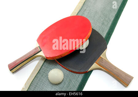 Tabella due racchette da tennis e di un vecchio net isolato su bianco Foto Stock